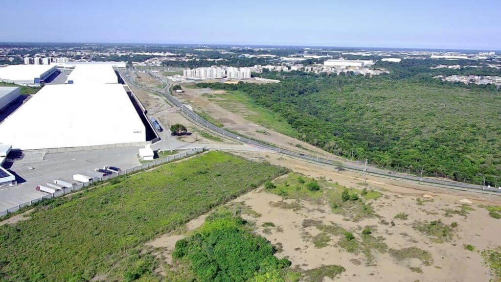 Imagem aérea de uma avenida e do lado esquerdo marcas de inícios de expansão de via. 