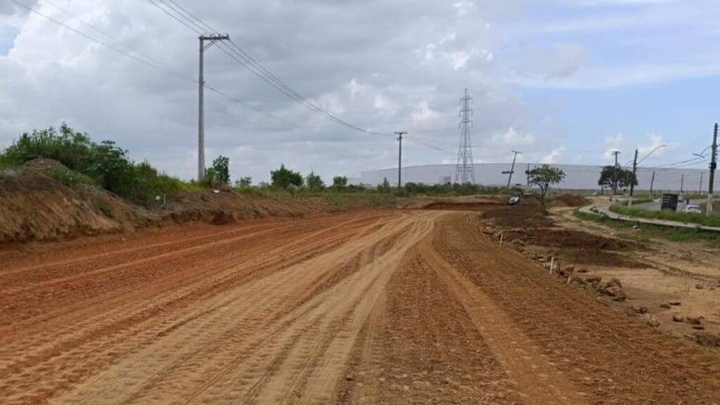 Imagens da obra de expansão um local onde estão fazendo uma estrada, ainda em andamento com a estrada de terra.