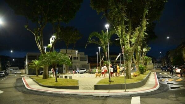 Prefeitura da Serra entrega revitalização de praças de Andre Carloni.