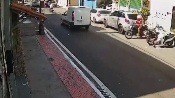 Vídeo: Ladrão furta moto em plena luz do dia na Serra.