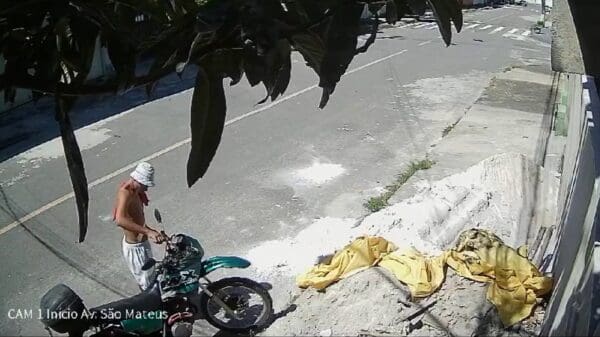Vídeo: Bandido é flagrado furtando moto em Barcelona.