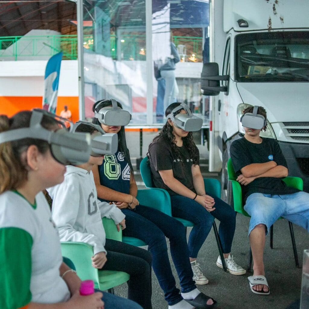 Alunos assistindo uma apresentação em realidade virtual.