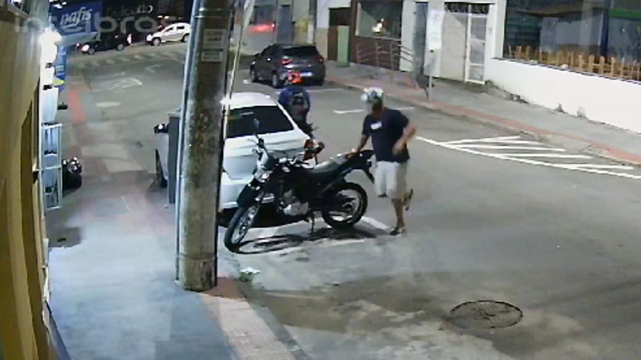 Vídeo: Ladrões furtam moto no bairro de Parque residencial Laranjeiras.