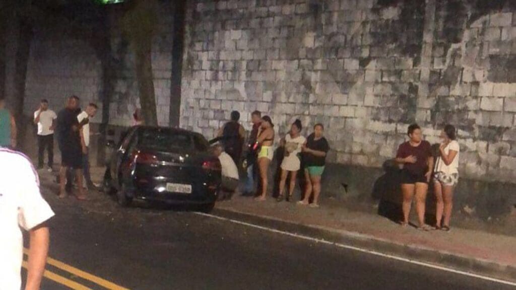 Homem morre em acidente de carro durante fuga de casa de show em Vitória.