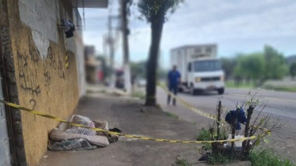 Mistério: Morador de rua é encontrado morto na entrada do bairro Nova Carapina