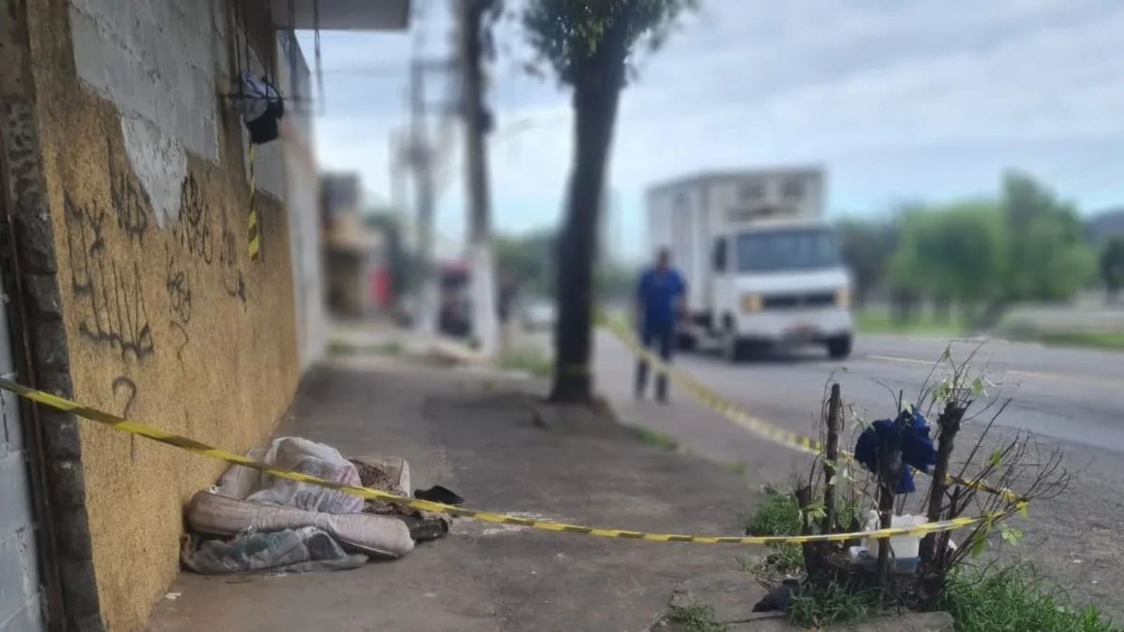 Mistério: Morador de rua é encontrado morto na entrada do bairro Nova Carapina