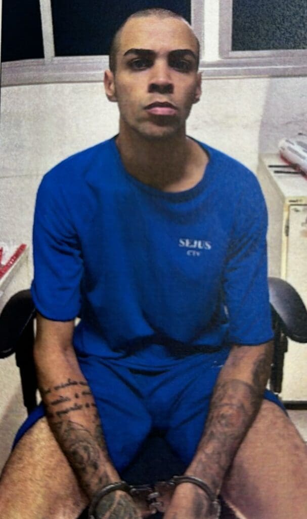 Matheus Pinheiro Pinto, de 26 anos, preso pela Polícia Civil em 30 de novembro de 2023 com o dinheiro roubado da casa lotérica na Serra.
