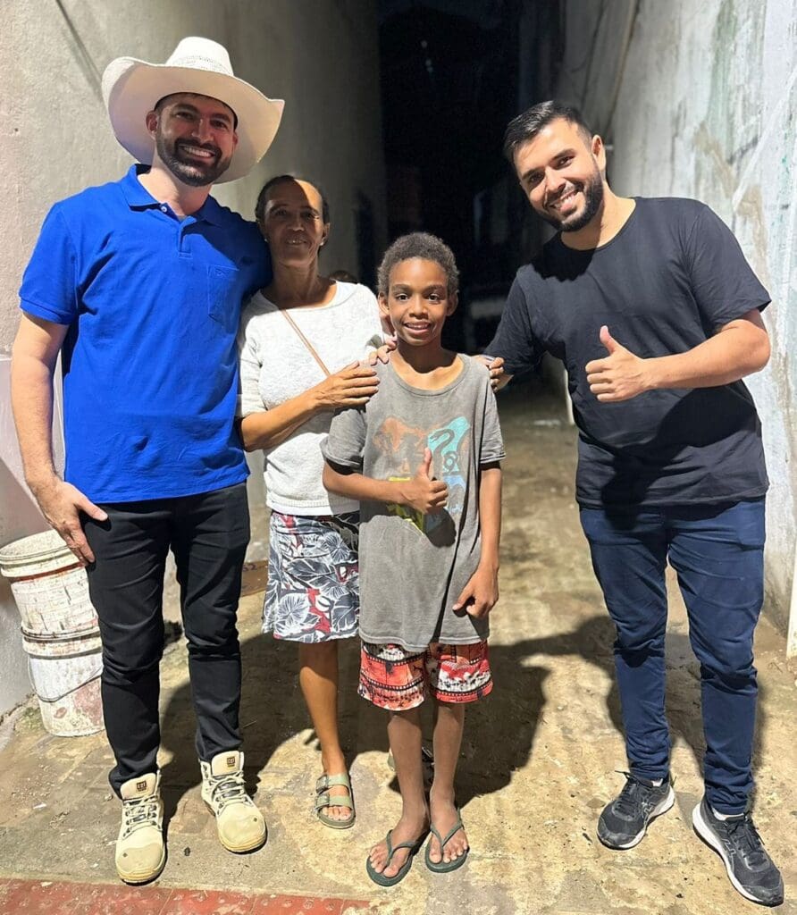 Foto da familia do garato resgatado, junto com o Pablo Muribeca a mãe do adolescente, João Lucas e o agente Dias.