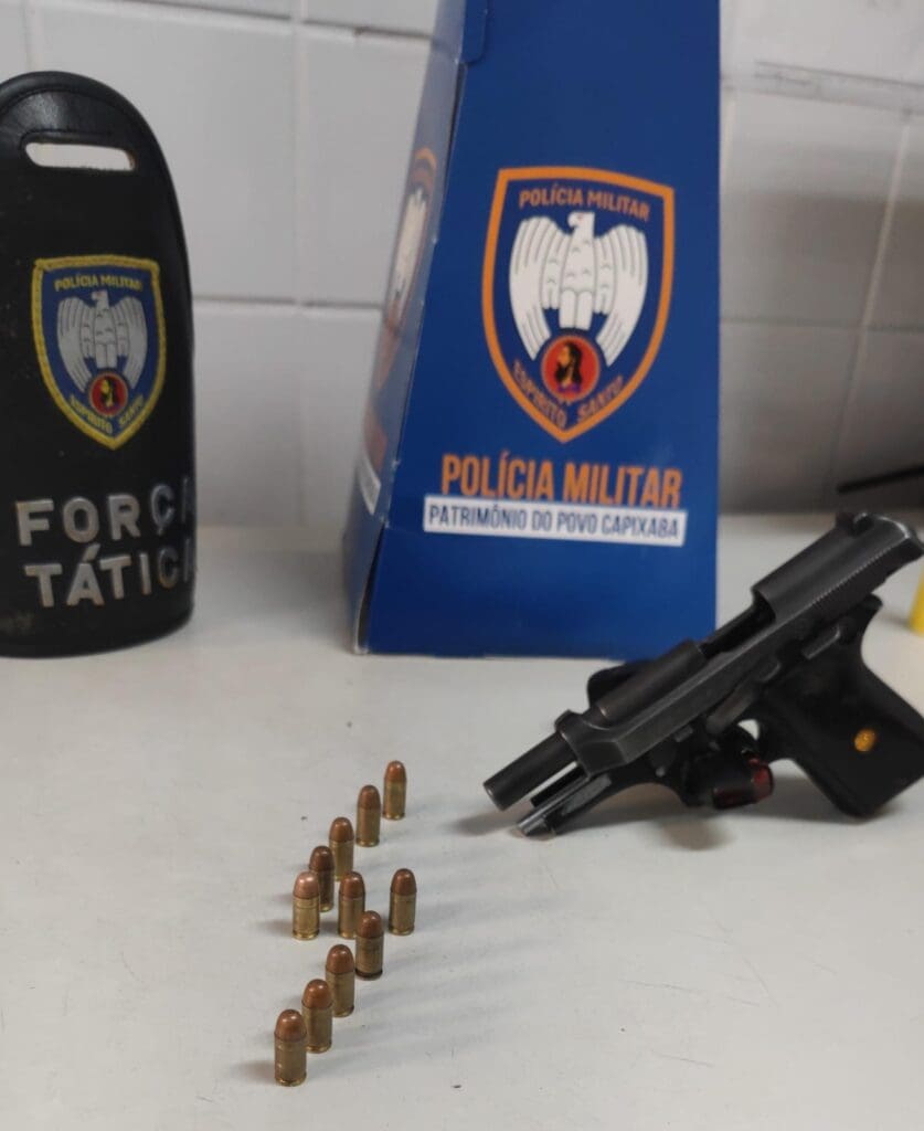 Apreensão realizada por uma equipe da Força Tática, sobre uma mesa pistola .380 com 11 munições do mesmo calibre.
