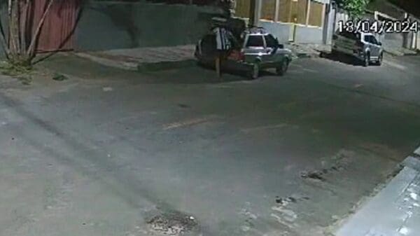 Flagrante câmera de segurança flagra trio furtando veículo na Serra.