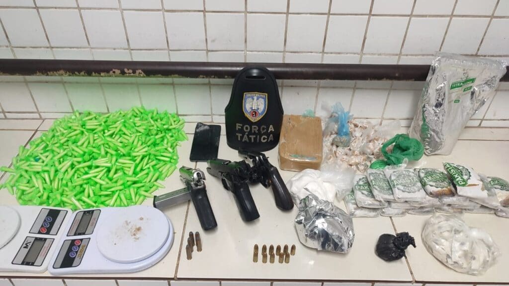 Polícia Militar prende traficante e estoura deposito de drogas na Serra.