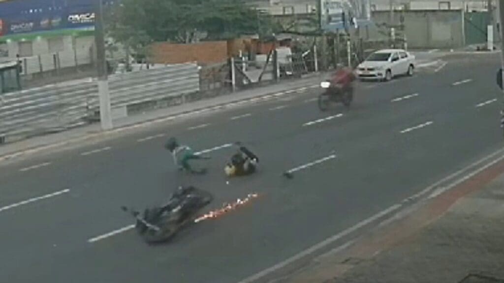 Vídeo: Motoqueiros se envolvem em grave acidente em cruzamento na Serra.