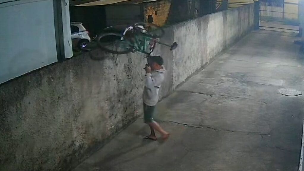 Câmera de segurança flagra sujeito furtando bicicleta e fugindo tranquilamente na Serra.