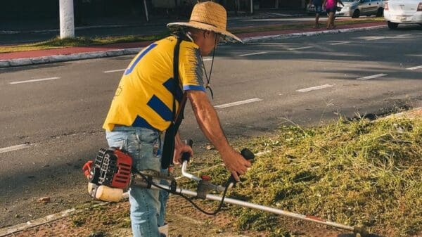 Vídeo: Vereador limpa mato em calçada do escritório de Pablo Muribeca em Serra-sede