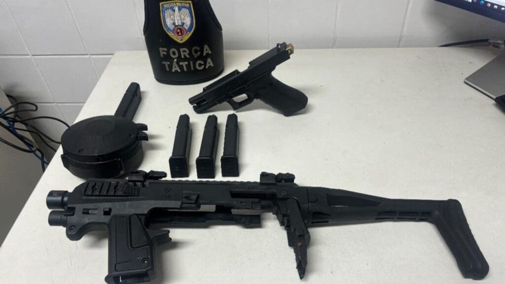 Polícia Militar detêm sujeito com bolsa recheada de armamentos na Serra.