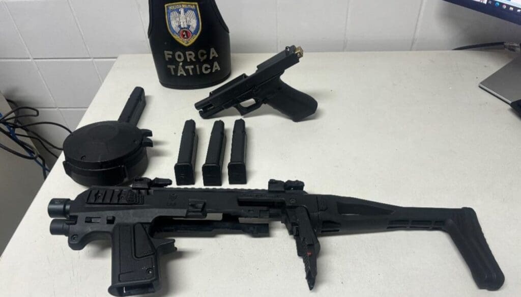 Polícia Militar detêm sujeito com bolsa recheada de armamentos na Serra.