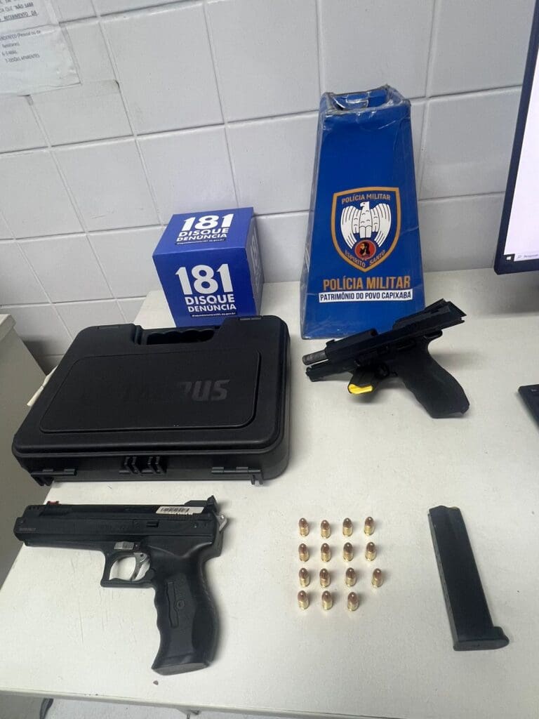 armas apreendidas na residencia do casal, uma pistola calibre 9 mm, uma arma de pressão, uma maleta de arma marca Taurus além de um pente e 15 munições calibre 9mm.