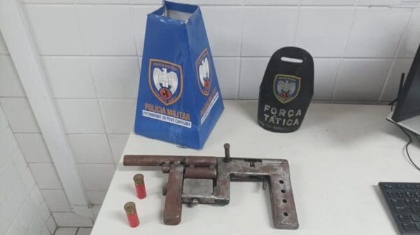 Polícia Militar aprende escopeta calibre 12 caseira após denúncias anônimas na Serra.