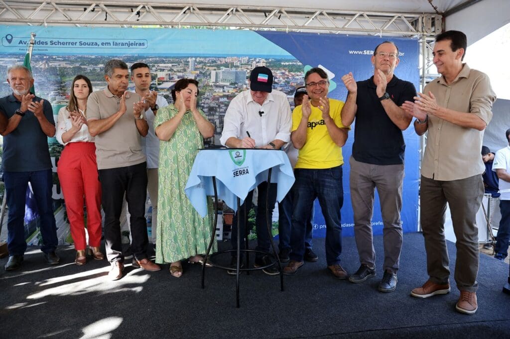 Governador Renato Casagrande assinando a autorização da obra com outras pessoas em volta do político.