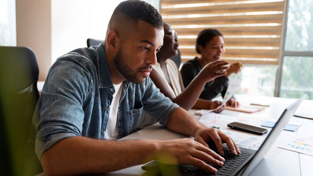 Estudantes online participando de cursos do Programa Qualificar ES