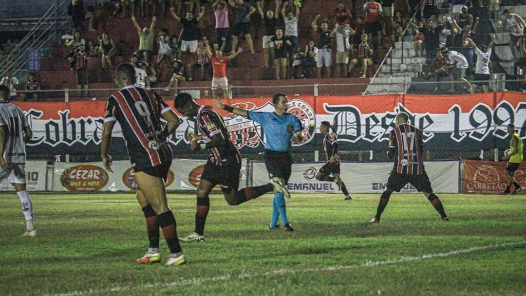 Serra FC comemora gol diante do Democrata SL no estádio Robertão