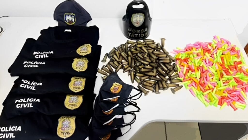 Polícia Militar arrocha traficantes e encontra enterradas drogas e uniformes falsos em Planalto Serrano.