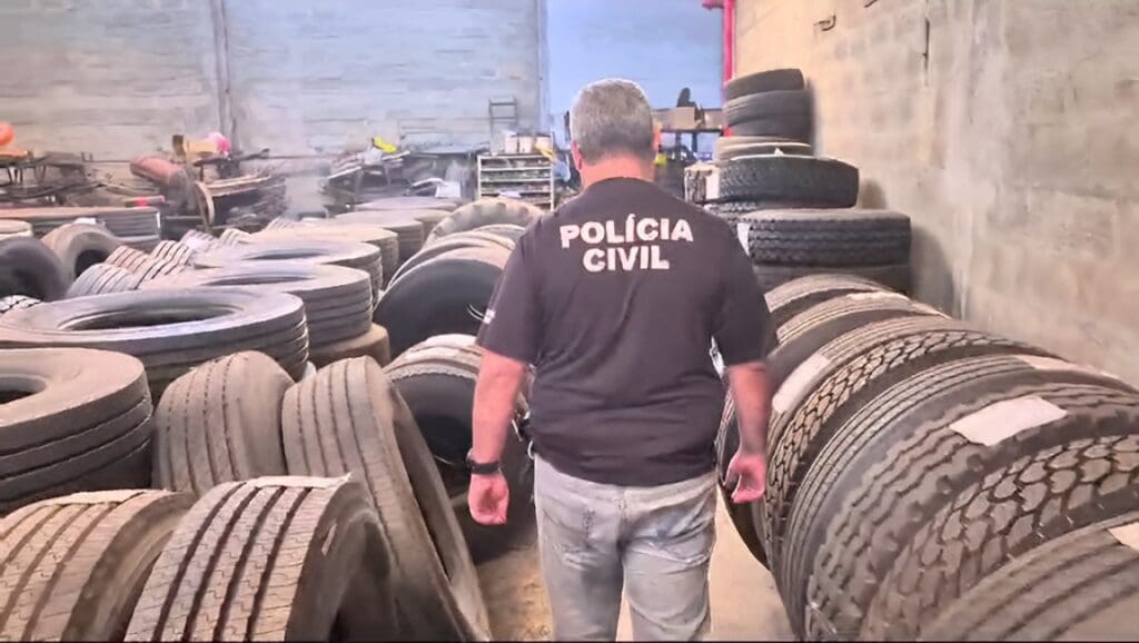 Operação da Polícia Civil fecha oficina que produzia e vendia pneus de forma clandestina na Serra.