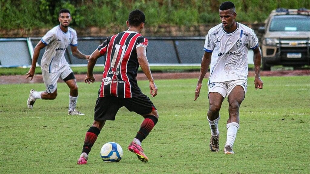 Serra FC enfrentando o Itabuna no estádio Pituaçu, em Salvador-BA