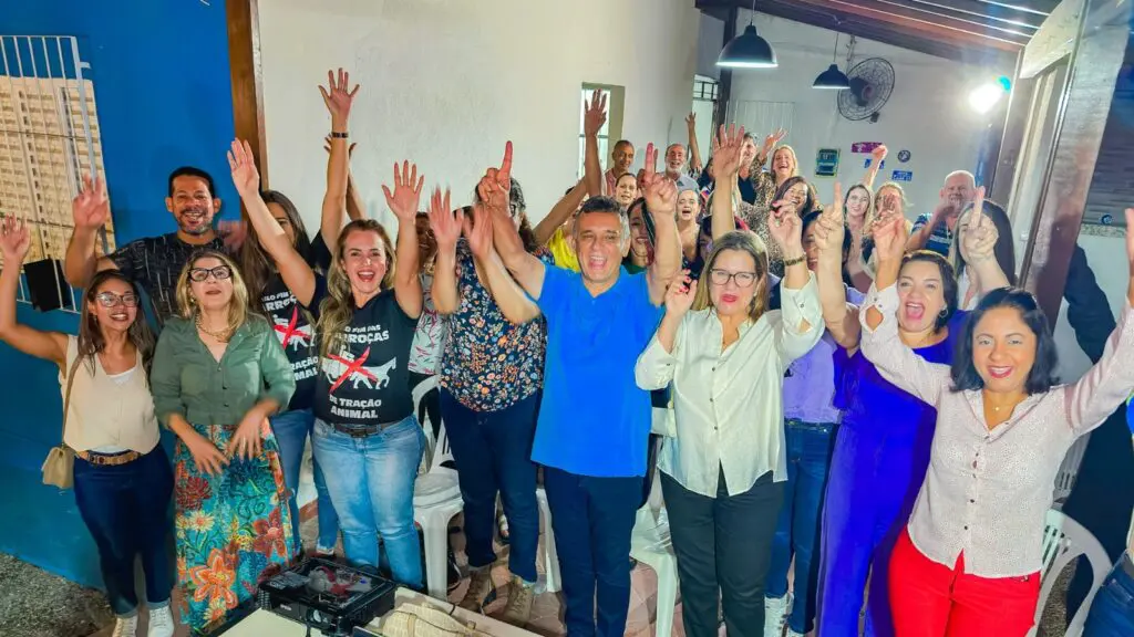 Audifax Barcelos na Casa 11 reunido com dezenas de mulheres