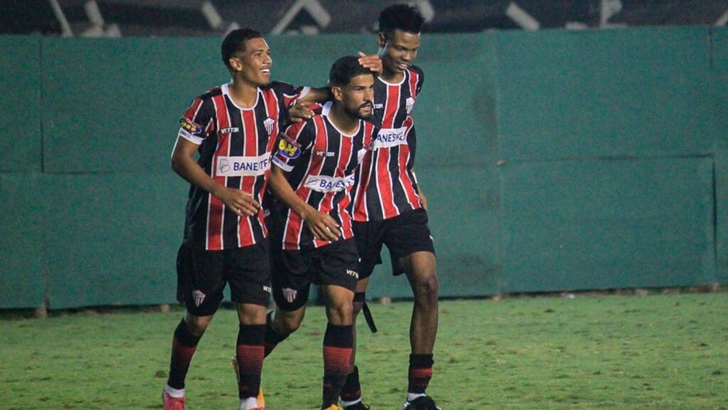 Serra em campo contra a Portuguesa-RJ