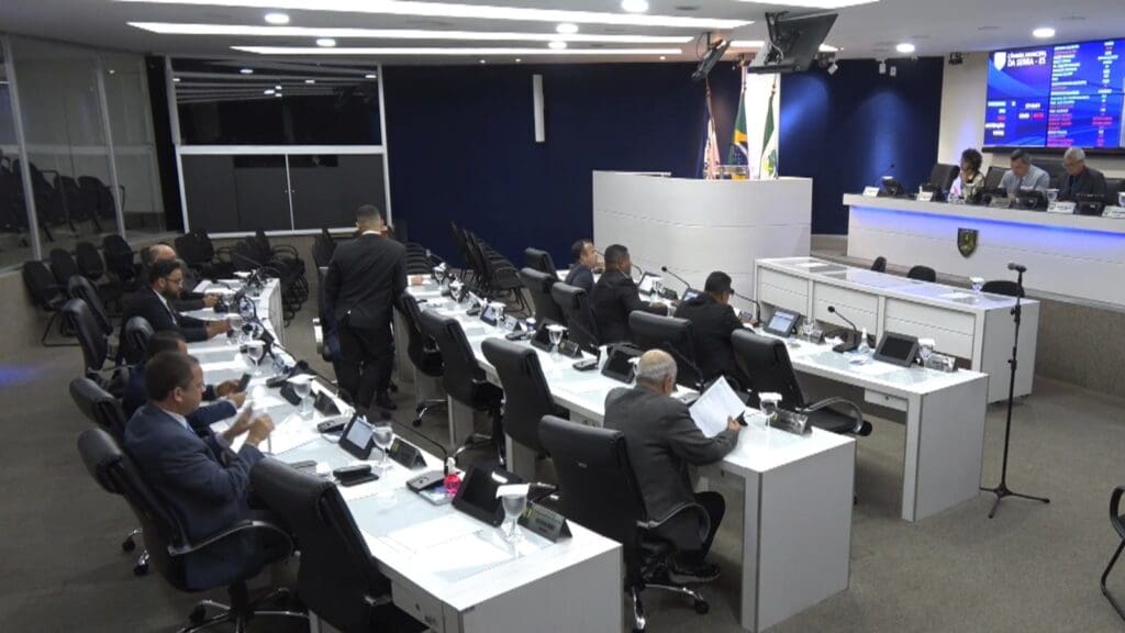 Imagem do plenário com vereadores da Serra