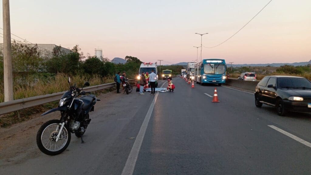 Motociclista morre após bater em muro de segurança na Rodovia do Contorno.