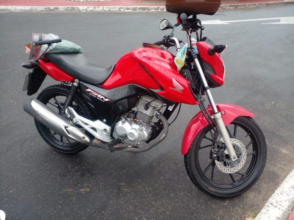 Pedreiro tem moto roubada por assaltantes armados na Serra.