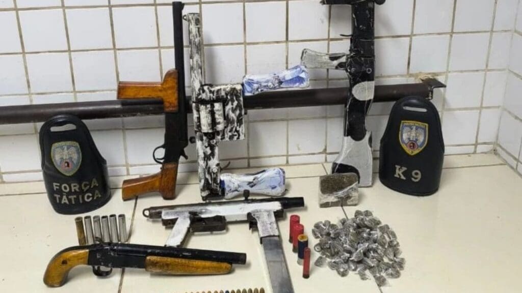 Polícia Militar arrocha traficantes em area de mata e apreende arsenal de armas craftadas na Serra.