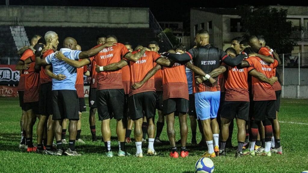 Elenco do Serra FC reunido em campo