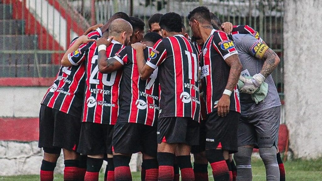 Elenco do Serra FC reunido em campo