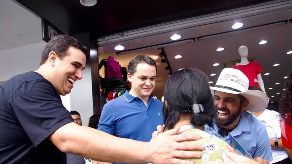 Erick Musso, Lorenzo Pazolini e Pablo Muribeca com moradores durante caminhada na Avenida Central de Laranjeiras, Serra