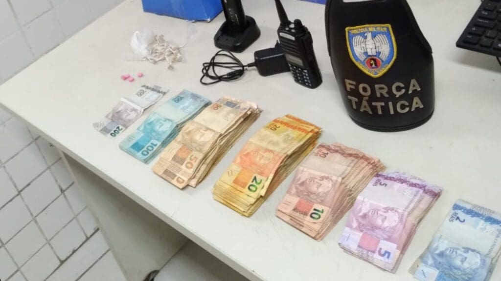 Polícia Militar visita casa de traficante e apreende mais de 9 mil reais na Serra.