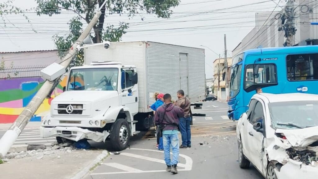 Vídeo: Caminhão avança em cruzamento e se envolve em acidente com carro e ônibus na Serra