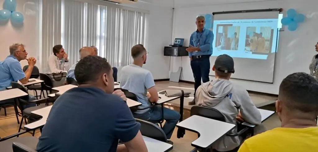 Centro de Formação de Montadores e Soldadores, uma sala com 8 funcionários tendo uma aula de treinamento.