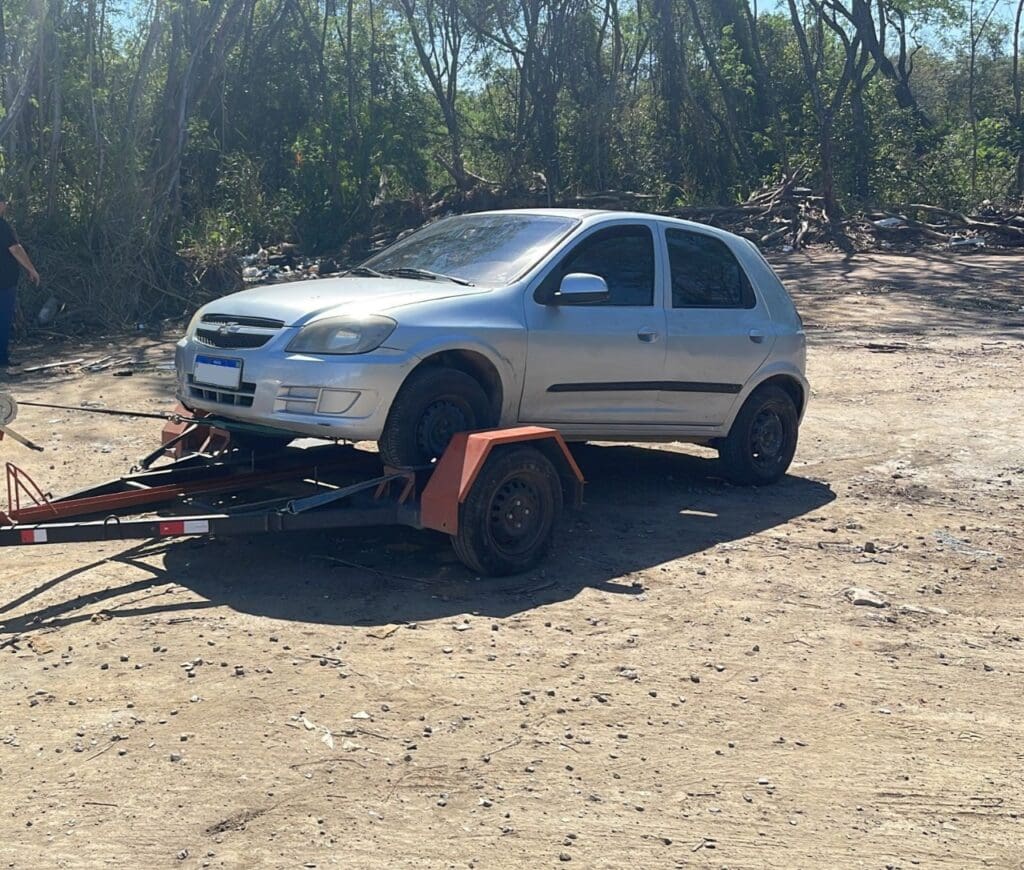 Veículo que a vítima utilizou para ir até a chácara, sendo guinchado.