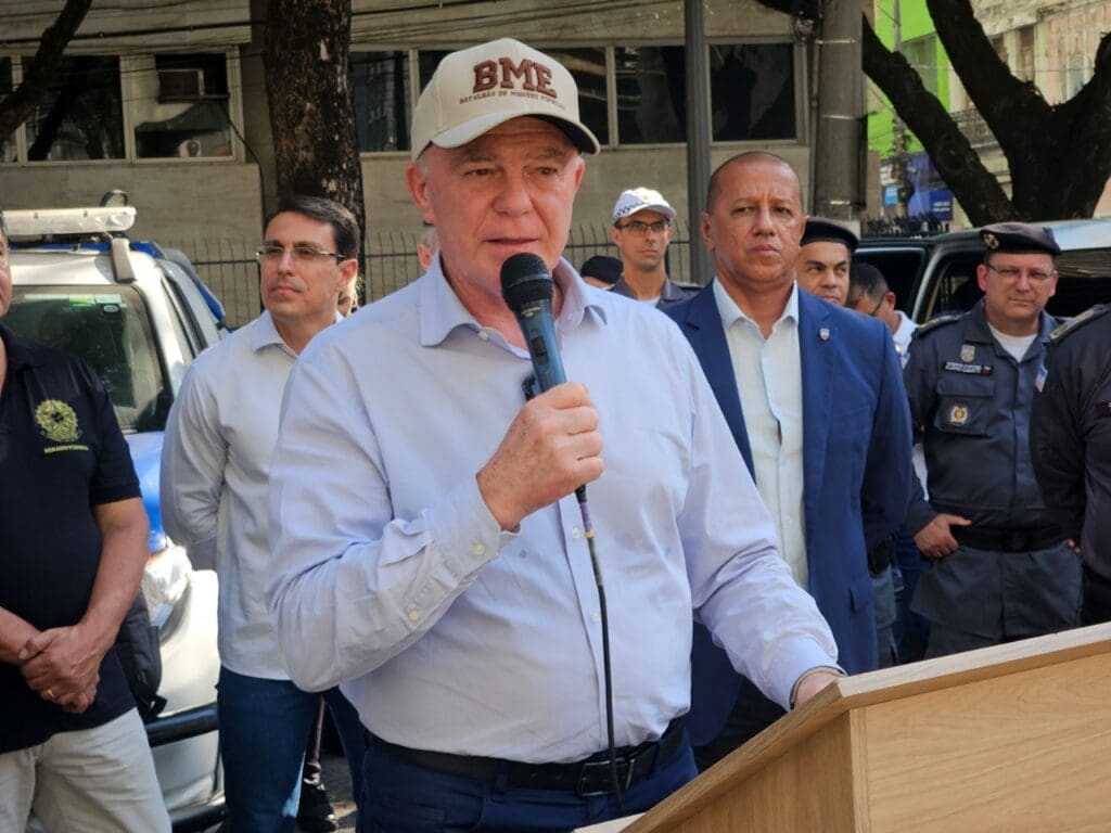 Governador Renato Casagrande, segurando um microfone, e discursando, durante a solenidade de abertura de novos policiais militares