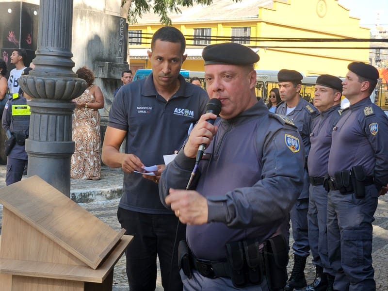 Comandante-geral da PMES, coronel Douglas Caus, segurando um microfone, e discursando, durante a solenidade de abertura de novos policiais militares