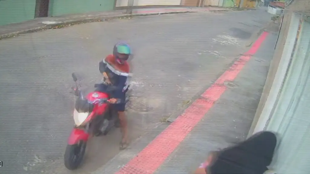 Vídeo: Motociclista tenta assaltar mulher com criança na Serra