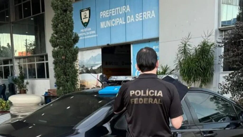 Agentes da Polícia Federal fazendo buscas na sede da Prefeitura da Serra