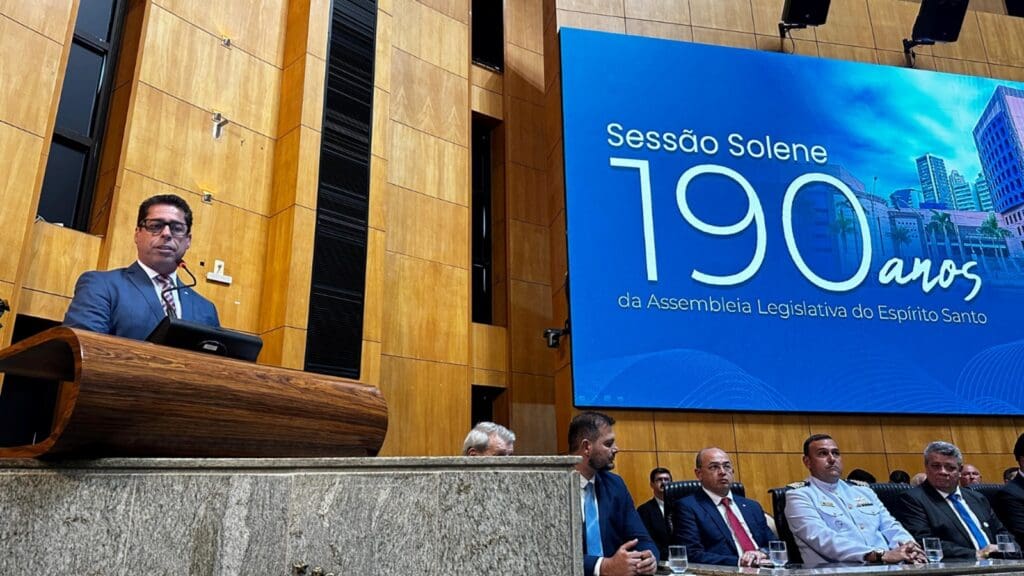 Presidente Marcelo Santos na cerimônia de 190 anos da ALES