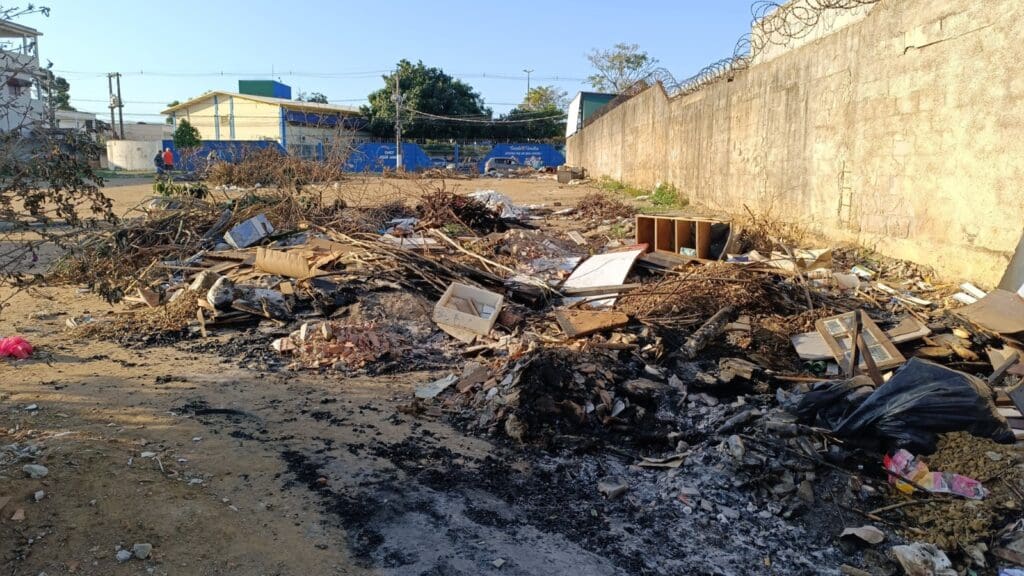 Imagens do lixo acumulado em terreno de Nova Carapina II