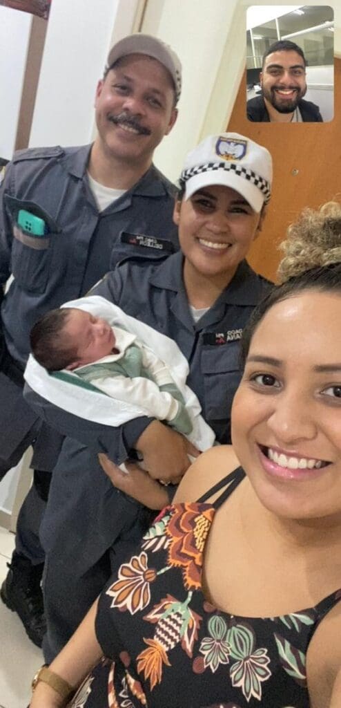 Selfie da reunião dos policiais militares do BPTran junto com a família de Yuri, durante uma ligação de vídeo.