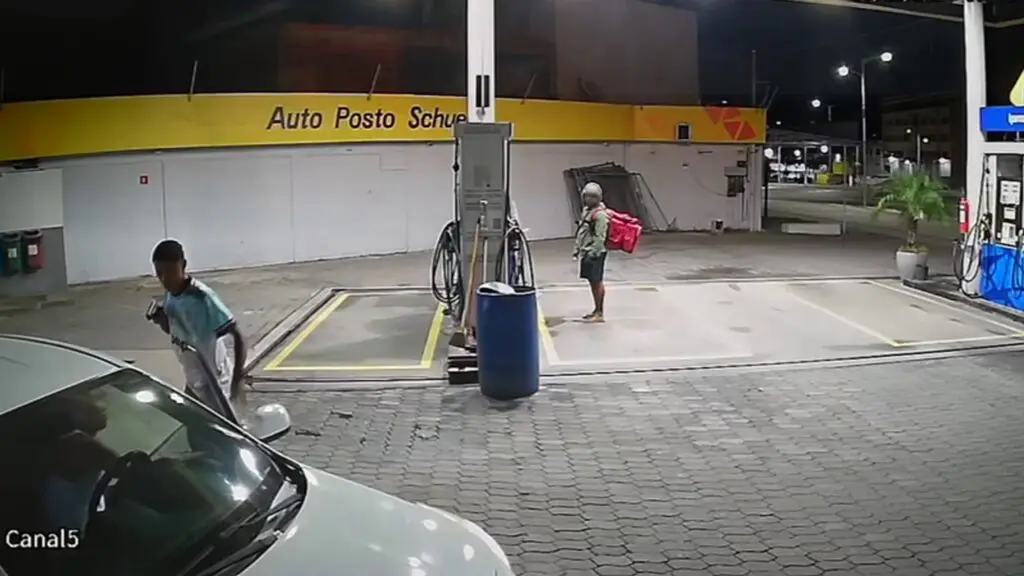 Vídeo: Motorista de aplicativo tem carro roubado em posto de combustíveis na Serra