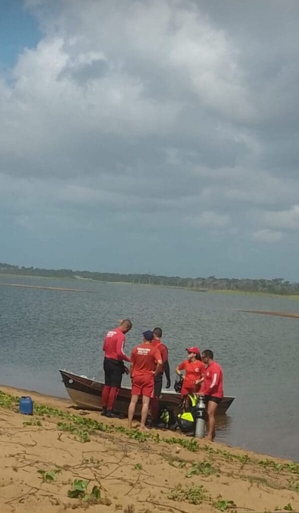 Corpo de Bombeiros na lagoa onde ocorreu as mortes, em um barco.